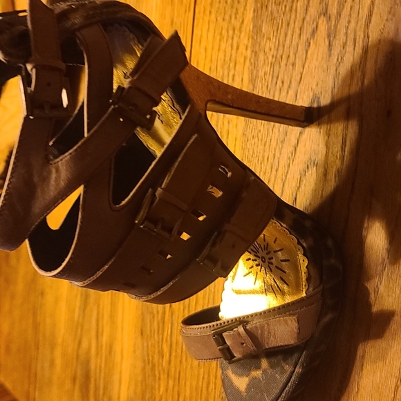 Naughty monkey Strappy heels size 8.5 - Picture 5 of 7